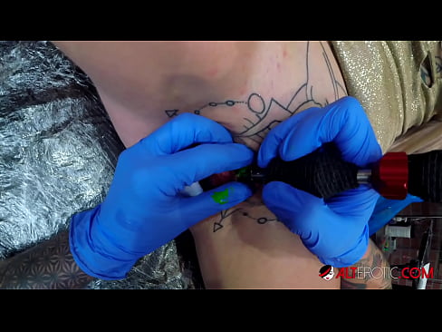 ❤️ Extreem getatoeëerde hottie Sully Savage kreeg een tatoeage op haar clitoris ❤️❌ Quality porn at us ﹏